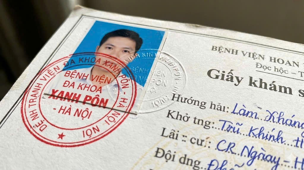 Cận cảnh con dấu đỏ và dấu giáp lai trên ảnh của một tờ giấy khám sức khỏe hợp lệ.