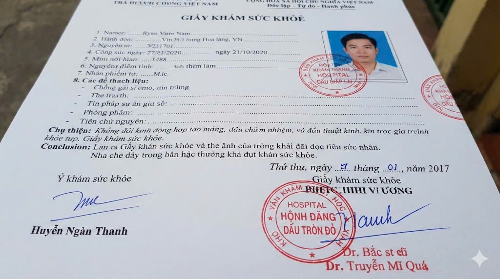 Mẫu giấy khám sức khỏe có dấu tròn đỏ hợp lệ theo quy định Bộ Y tế.
