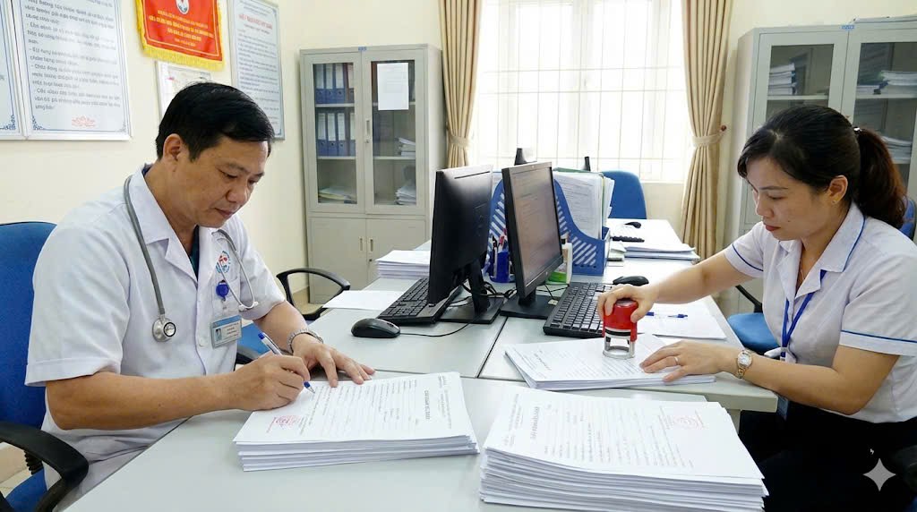 Quy trình ký và đóng dấu giấy khám sức khỏe chuẩn Bộ Y tế.